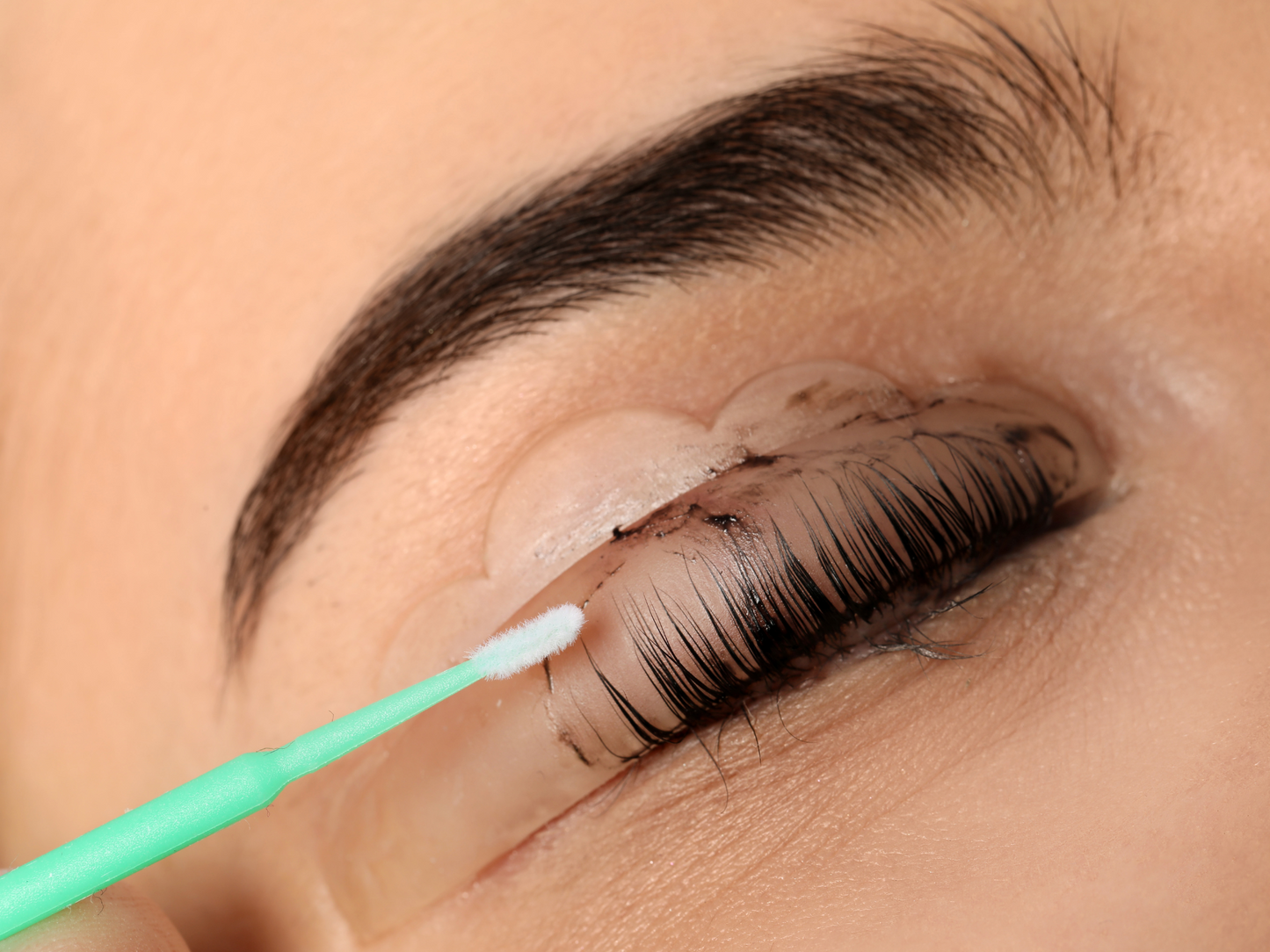 Réhaussement de cils, teinture, soin