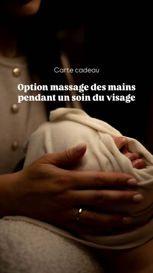 Massage des mains pendant la pose du masque lors d'un soin visage