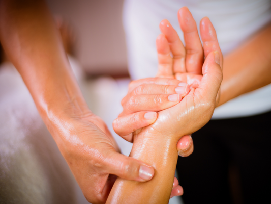 Massage des mains pendant la pose du masque lors d'un soin visage